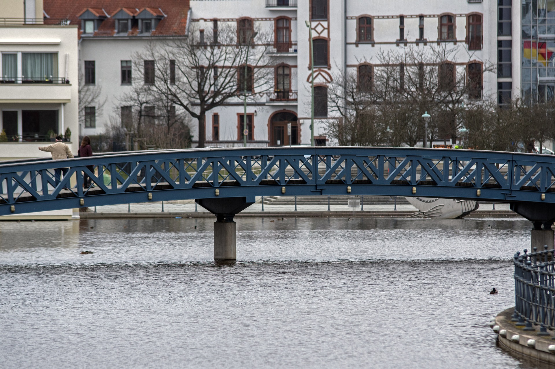Blaue Brücke über dem Tegeler Hafen